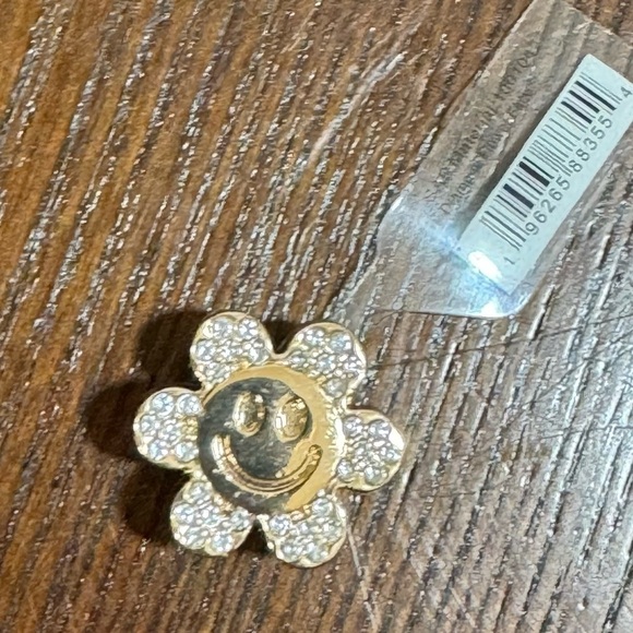 CROCS JIBBITZ 5 piece set of gold metallic tone jibbitz each retailing $6.99 - Picture 6 of 8